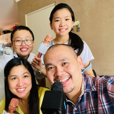 Kehangatan kasih pasangan Katolik dengan dua anak remaja