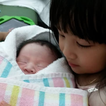 Bagaimana cara memperkenalkan baby pada kakaknya?