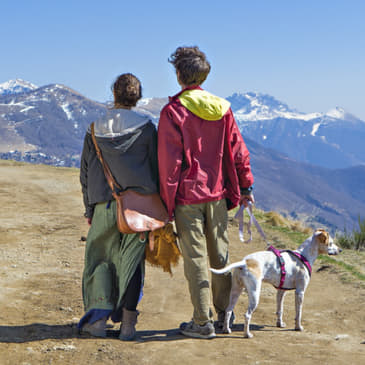 Orang tua mesra di depan anak?