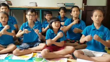 Singing In Sign Language! Volunteer Vacation in Vietnam
