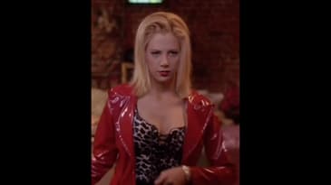 Romy and Michele's costumes were top tier thanks to Costume Designer Mona May! #90smovies