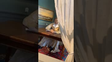 Smyger på vaxfigurer för jag vågar inte smyga på verkliga människor för det är typ livsfarligt...