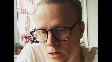 En besserwisser med bildningskomplex och skit under naglarna förklara något i alternativ verklighet