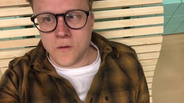 Två bröder i livslångt sällskap. En teori rubbar den sköra balansen. Det är semester.