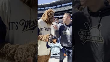 Rating Fans Impressions Of This FAMOUS Celebration 🤯 #shorts #baseball #seattle #mariners #pnw