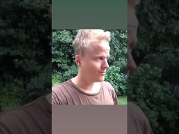 Hur har du mage att stå och ta selfies när världen ser ut som den gör?