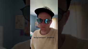 Ta av dej solglasögonen när du går in.