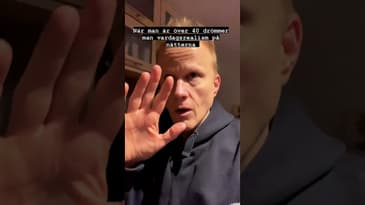 När man är vuxen håller man inte på och drömmer om enhörningar och sånt där... Man drömmer om skåp,