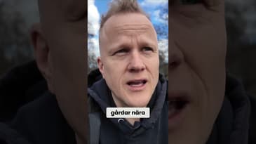 Hobbyhistorikern sitter på en gammal gravhög och killgissar