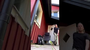 En vuxen människa går ut och möter dagen…