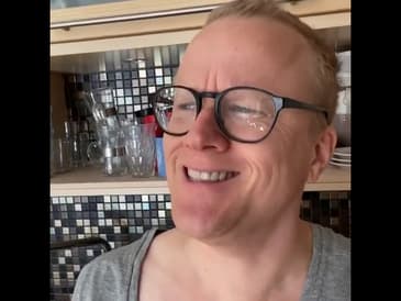 Han hade ett komplicerat förhållande till det egna skrattet...