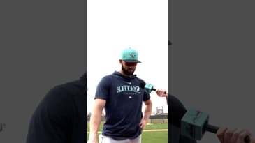 Mitch Haniger ATTEMPTS To Memorize Stats From Rookie Year Teammates 🤯 #shorts #baseball #mariners