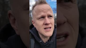 Hobbyhistorikern sitter på en gammal gravhög och killgissar YTTERLIGARE en gång