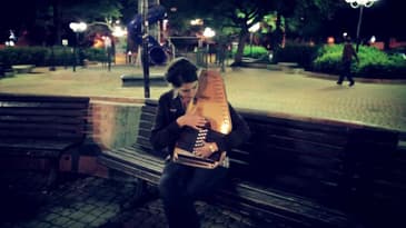 מתנדנדת - קאמי מלץ