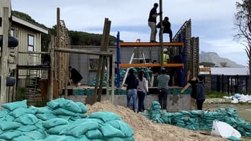 MICRO MOMENTS! What are these walls for in South Africa!?