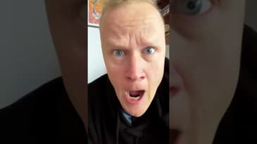 Herrpers Johan Andersson köper provokativ konst.