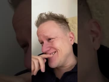 En skådespelare tolkar julsånger, del 1.