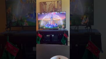 Hot chocolate + the Disney Christmas Parade = perfection ☕🎄✨