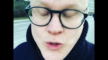 Tonåring med radiopratar-röst