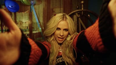 Avril Lavigne - Young & Dumb (feat. Simple Plan) (Official Video)