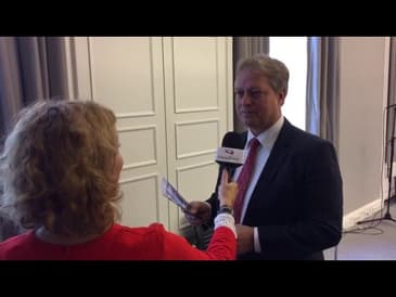 HeadFirst en ZP Zaken overhandigen Erik Ziengs (VVD) Feedbackrapport Wet DBA