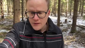 På väg från eftermiddagsteet ringde drottningens ord i hans öron...