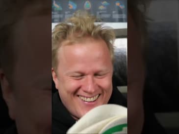 Jag läser ur min gamla skrivbok från sjuan på Youtube.⁠ Har du sett? Om inte, varför i all världen d