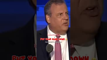 Chris Christie tells Vivek to put his hand down 🤣