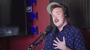 Zeke Smith Shows off His New Hat