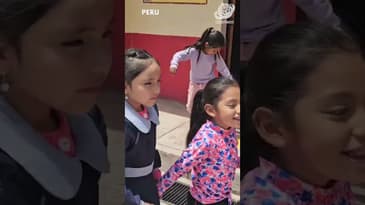 Heartwarming First Meeting: Volunteers Meet Smiling Kids at a Local School! Globe Aware Peru