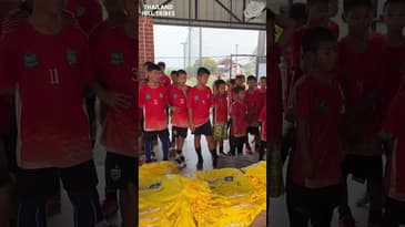 Everyone Gets One!  $1200 Donation From The Hill Tribes Kids! Globe Aware Thailand