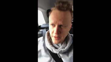 Radioprataren åker bil