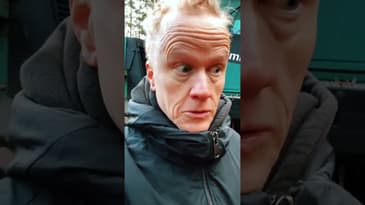 Herrpers Johan Andersson är tillbaka hos Timberjacken medan Carina sover.