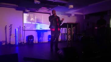 Rapper Crown Freedom takes Best UK Rap/Hip Hop Award @ Jump Awards 2017