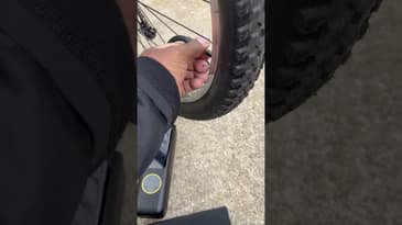 Fanttik Air Inflator in action