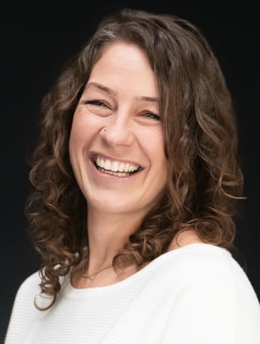 Coaching Top Professionals in High-Performance Habits & Aligned Success with Zoe Thompson: