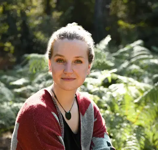 Julie Bernier, créatrice de Sortez Tout Vert et autrice sur le zéro déchet et la permacuture