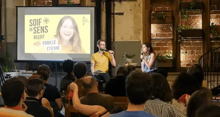 Pierre Chevelle interviewe Camille Étienne lors d’un enregistrement public du podcast Soif de Sens à la Recyclerie