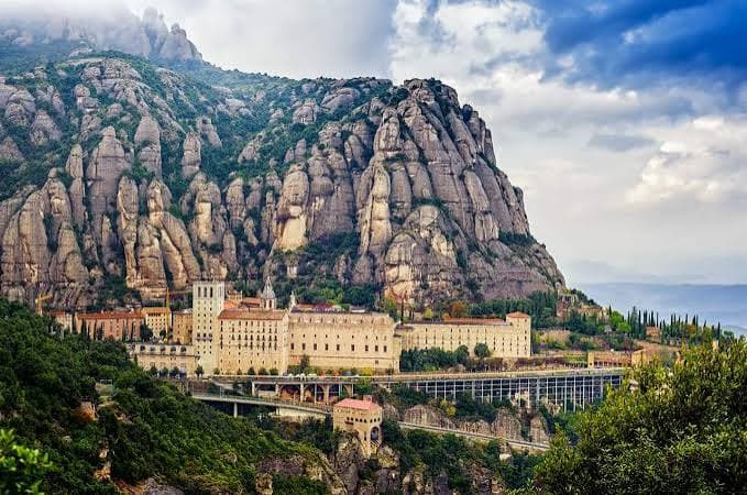 El milagro eucarístico de Montserrat: una lección de fe, amor y oración por los difuntos