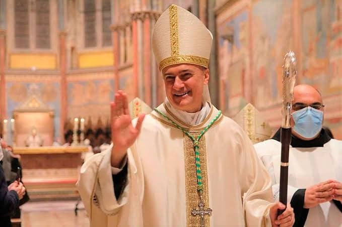 6 claves para entender la salida del cardenal Gambetti de la Basílica de San Pedro