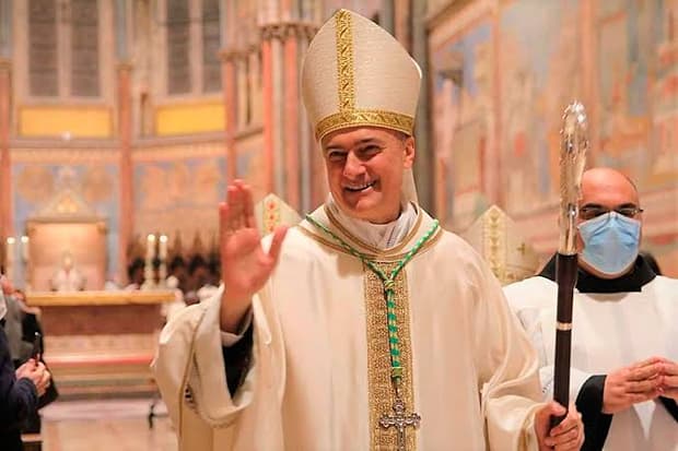 6 claves para entender la salida del cardenal Gambetti de la Basílica de San Pedro