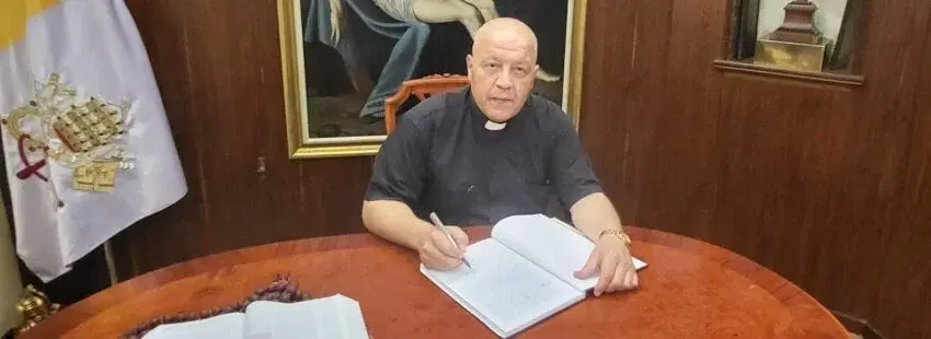 Padre Pierre Elrai: El pastor que no soltó el cayado bajo el fuego de los tanques