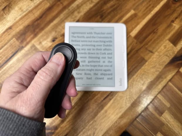 Kobo remote page turner review - Hands-free page turning for Bluetooth e-readers