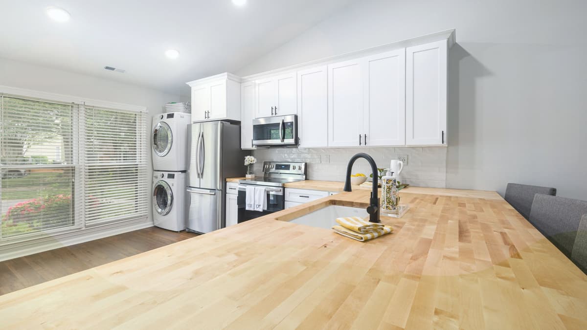 Ep. 70: Tall Girl Reacts to Tall Girl Problems (Part 10) | Pajama Pants, The Problem With Hugs, Bathroom SInks