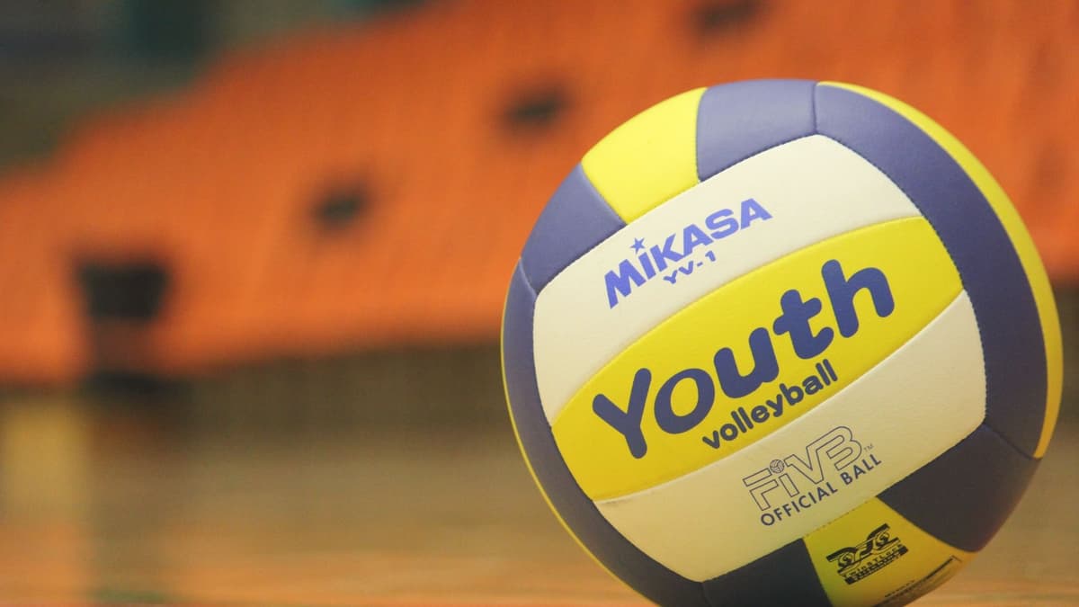 Ep. 48: The Tallest Teacher in my Middle School Challenged Me To A Volleyball Game | I Got Hit In The Face | Tall Girl Storytime