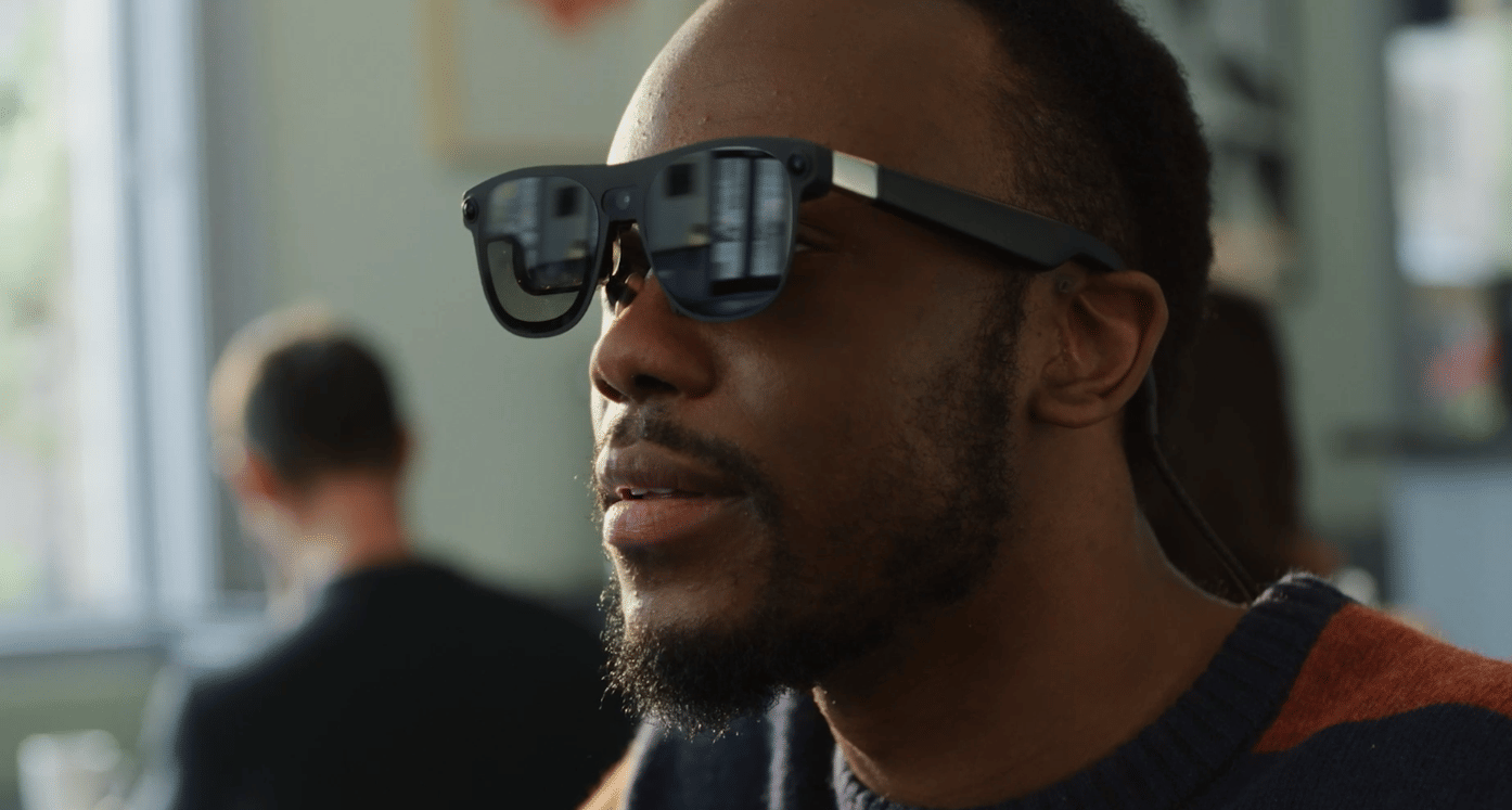 Homme portant des lunettes connectées (source Google)