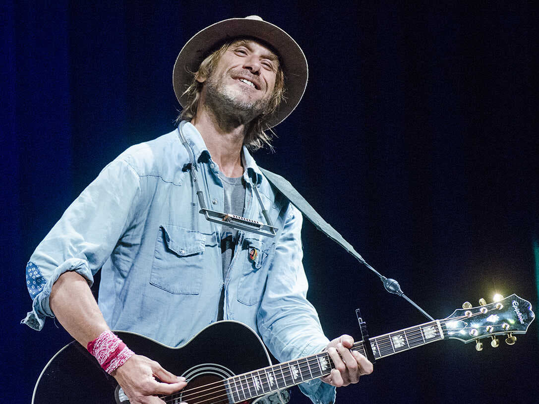 Todd Snider plays live