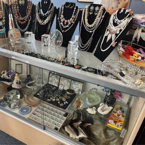12 Quick Tips for Buying Jewelry in Thrift Stores
