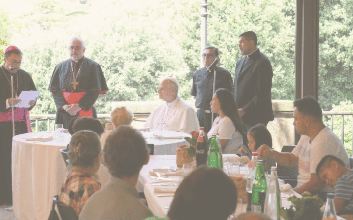 Más que una foto: Las 3 lecciones de evangelización del almuerzo del Papa León con los invisibles